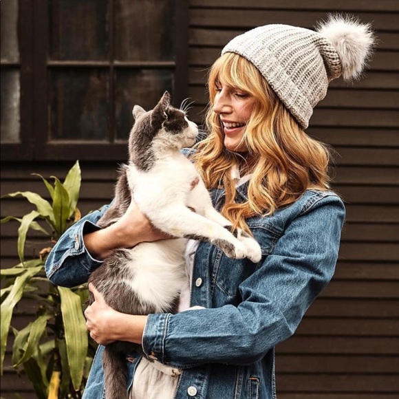 Jules Kae Pom beanie - Picture 2 of 5